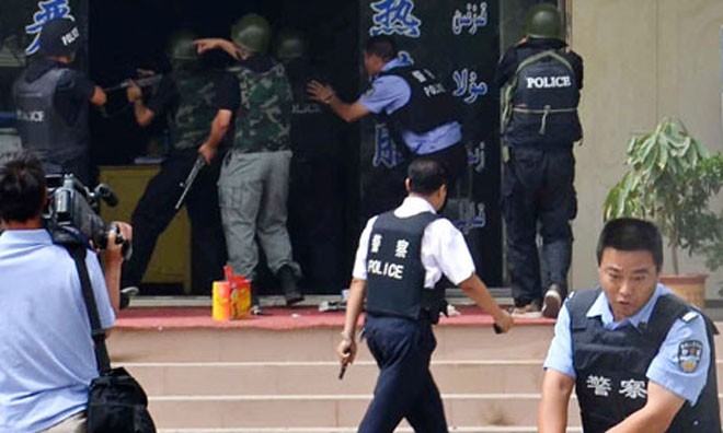 Cảnh sát Tân Cương trấn áp nghi phạm "tấn công khủng bố" hôm 27/1/2014. 