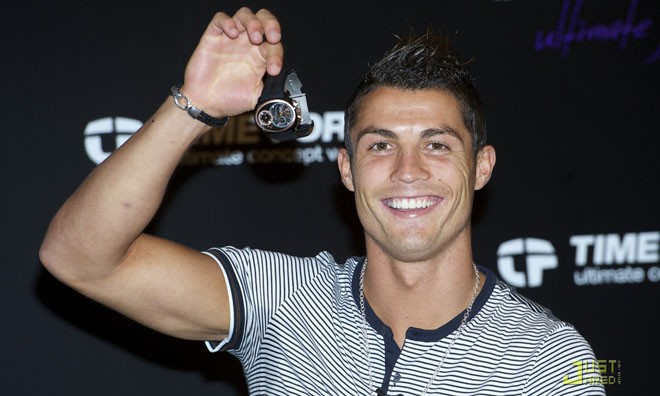 Ronaldo treo thưởng cho các đồng đội mỗi người 1 chiếc đồng hồ đắt tiền.