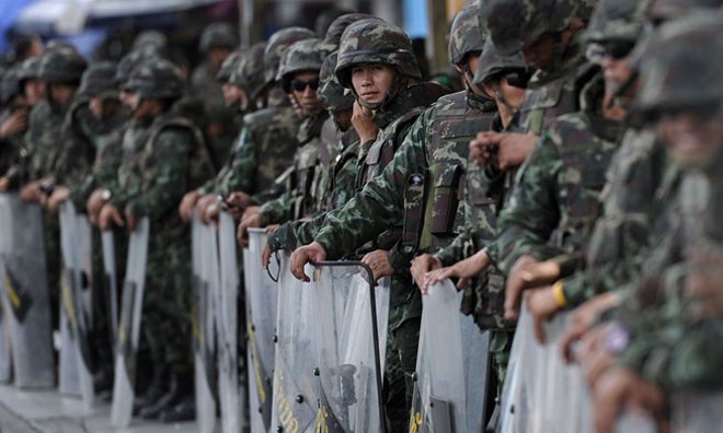 Binh sỹ Thái Lan được triển khai ở Bangkok ngăn chặn các cuộc biểu tình phản đối đảo chính, ngày 30/5. 