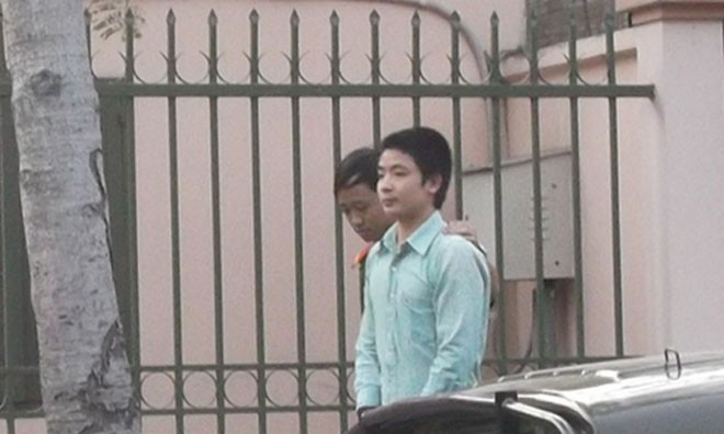 Đối tượng Mai Văn Linh được cảnh sát áp giải vào tòa