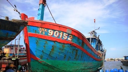 VIDEO: Trục vớt tàu cá bị tàu Trung Quốc đâm chìm
