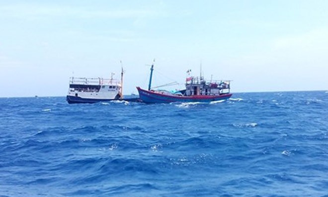 Một tàu cá Việt Nam bị tàu Trung Quốc đâm. Ảnh ngư dân cung cấp.