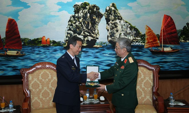 Thượng tướng Nguyễn Chí Vịnh và Thiếu tướng Nagashima trong cuộc gặp.