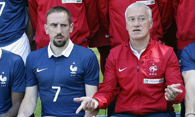 LV Didier Deschamps của tuyển Pháp đã buộc lòng phải gạch tên ngôi sao Franck Ribery khỏi danh sách 23 cầu thủ dự World Cup 2014 do không kịp bình phục chấn thương ở lưng.