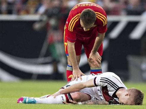 Chấn thương đã cướp cơ hội dự World Cup của Reus (áo trắng) vào phút cuối.