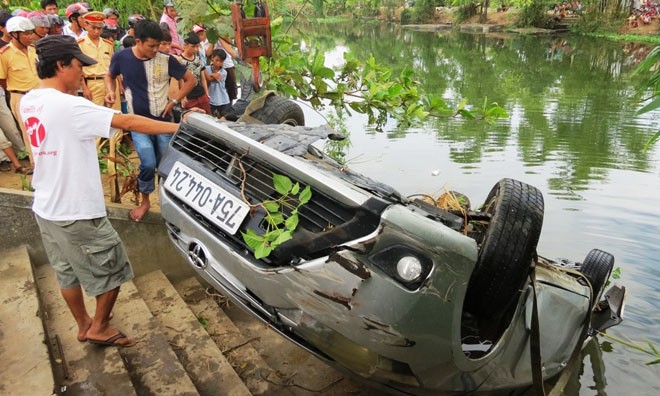 Ô tô gặp nạn “ngoi” lên bến nước sông Phổ Lợi (xã Phú Dương, Phú Vang).