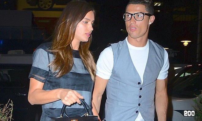 Ronaldo và cô bồ Irina Shayk bị bắt gặp khi cặp đôi này đang "dung dăng dung dẻ" đi xem trận đấu quyền Anh.