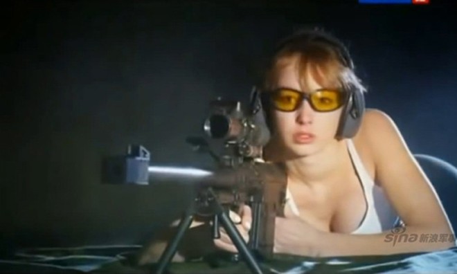 Người đẹp Nga lấp ló ngực đầy bên súng bắn tỉa
