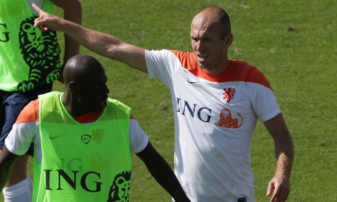  Robben suýt tẩn đồng đội trẻ ngay trên sân tập