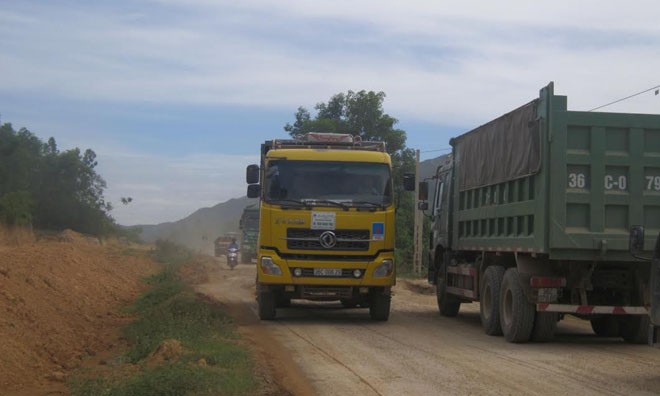 Nhiều xe tải trọng tải lớn chở đất, đá đã làm hư hỏng một số đoạn đường trên tuyến Quốc lộ Nghi Sơn- Bãi Trành. Ảnh: Hoàng Lam.