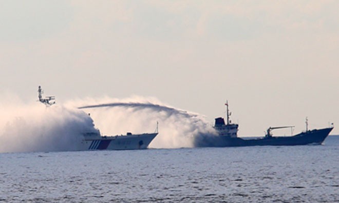 Tàu Hải cảnh Trung Quốc phun vòi rồng vào tàu Kiểm ngư của Việt Nam. (Ảnh: Trần Quỳnh)
