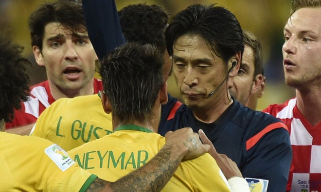 Trọng tài Nishimura bị phản ứng dữ dội vì cho Brazil được hưởng phạt đền trong trận khai mạc