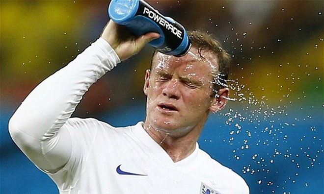Van Persie bênh vực Rooney sau 'thảm họa' tuyển Anh