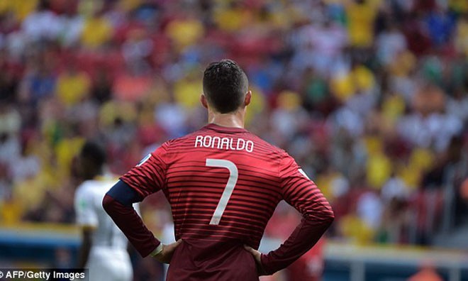 Ronaldo: Cứ cúi mặt đi!