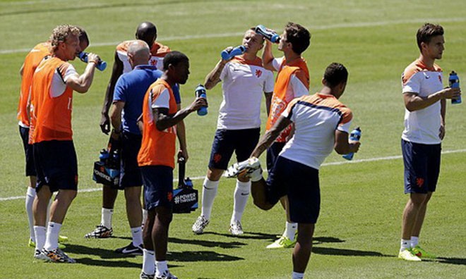 Van Gaal lo ngại cầu thủ Hà Lan kiệt sức vì thời tiết nóng ẩm ở Fortaleza.