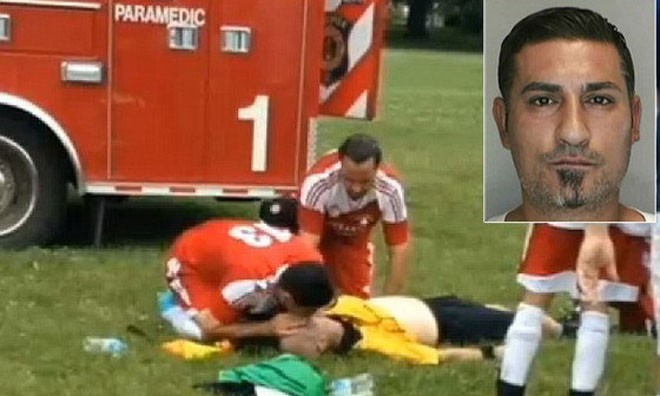 Nỗ lực cứu chữa cho trọng tài John Bieniewicz - thủ phạm gây ra thảm kịch sân cỏ: Baseel Abdul-Amir Saad (ảnh nhỏ) - Ảnh: nydailynews