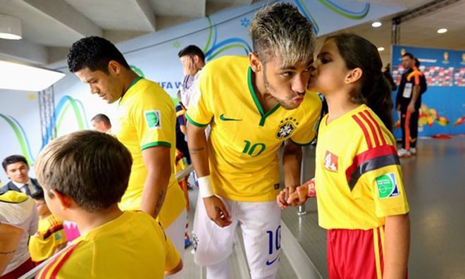 Neymar đề nghị bé gái thơm lên má - Ảnh: Globo