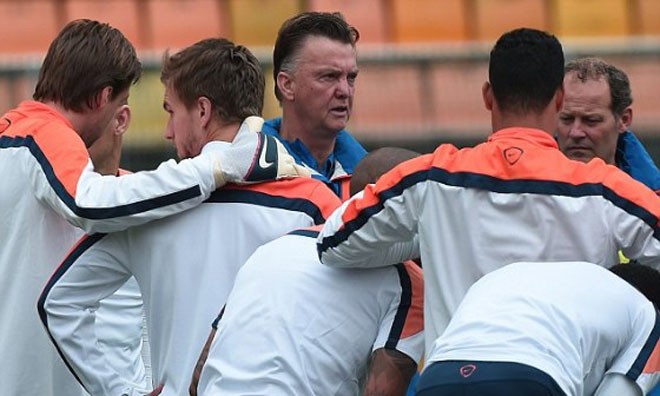 HLV Van Gaal dặn dò các học trò trong buổi tập trước trận đấu với Argentina