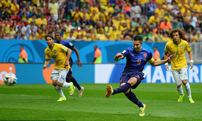Van Persie ghi bàn mở tỷ số cho Hà Lan trên chấm 11m.