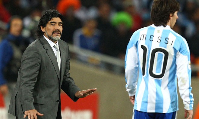 Maradona chê Messi không xứng với 'Bóng vàng'