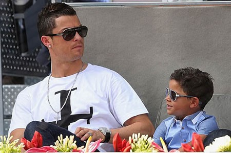 Con trai Ronaldo không biết mẹ là ai 