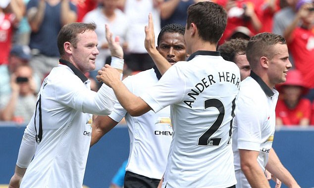 Rooney ăn mừng cùng các đồng đội.