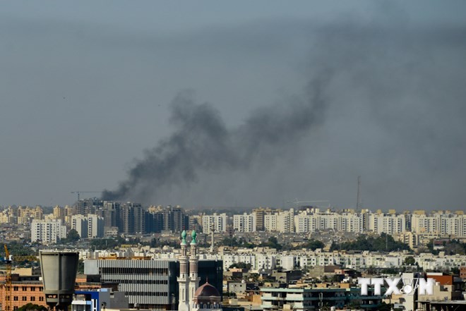 Khói bốc lên trong vụ tấn công tại sân bay quốc tế ở Tripoli, ngày 13/7.