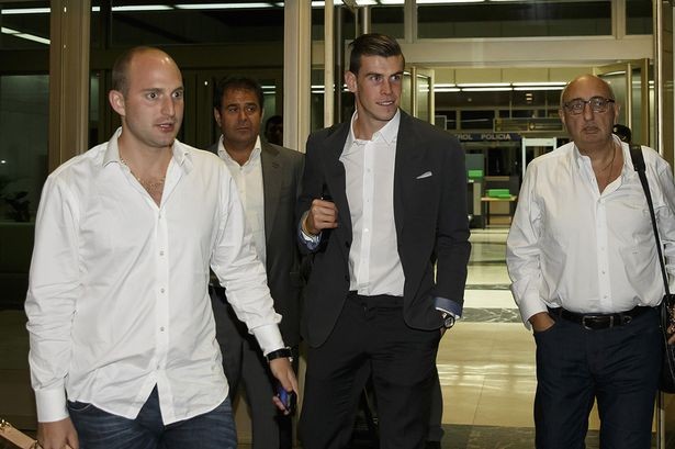 Barnett (phải), Manasseh (thứ hai từ trái sang) cùng Bale
