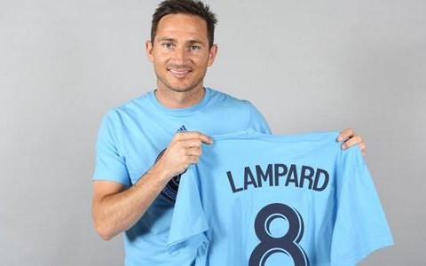 Wenger không hài lòng khi Lampard về Man City.