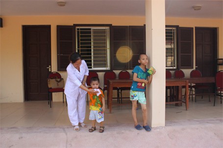 Trẻ em chùa Bồ Đề bỡ ngỡ trong 'ngôi nhà mới'