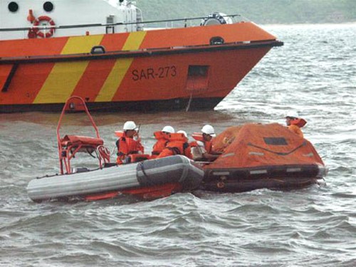 Tàu SAR 273 cứu được 4 thuyền viên của tàu Phú Cường. Ảnh Thanh Niên