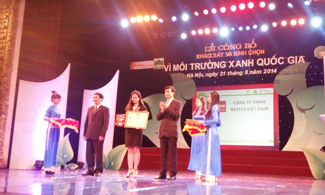 Đại diện công ty Nestlé Việt Nam nhận chứng nhận từ Tổng cục Môi trường.