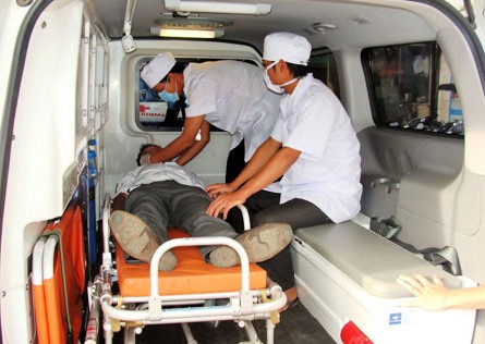 Nạn nhân được đưa đến Bệnh viện Đa khoa tỉnh cấp cứu trong tình trạng nguy kịch. Ảnh: Minh họa