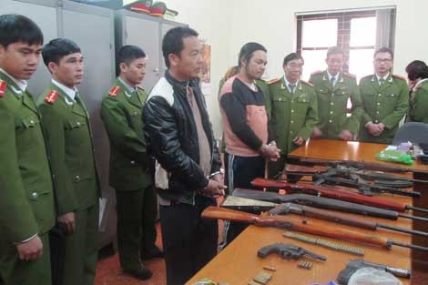 Đối tượng Lý Mạnh Lực, Nguyễn Thái Việt và số vũ khí bị thu giữ.