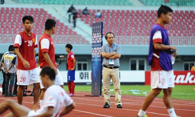 “Tôi có kinh nghiệm là cứ lần nào xem U19 Việt Nam thi đấu là đội lại thua. Tôi đen lắm!", bầu Đức di dỏm nói. 