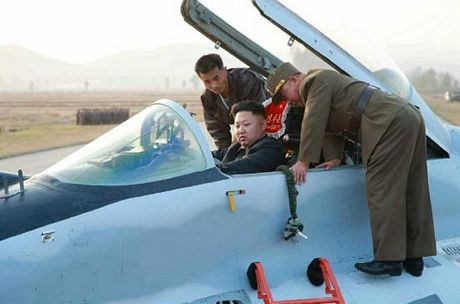 Ông Kim Jong-un vào buồng lái máy bay chiến đấu