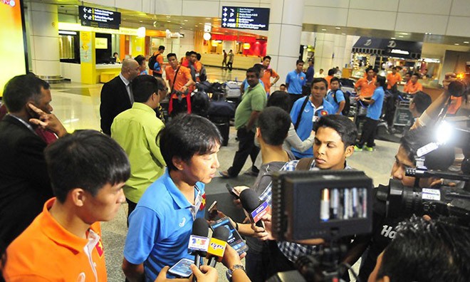HLV Miura trả lời báo giới tại sân bay quốc tế Kuala Lumpur.