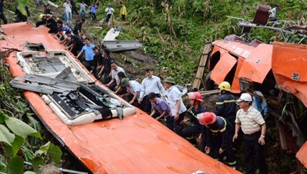 Hiện trường chiếc xe khách rơi xuống vực sâu trong vụ tai nạn nghiêm trọng ở Lào Cai khiến 14 người chết.