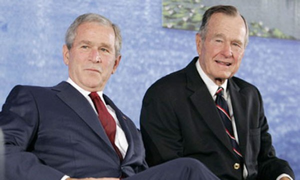 Hai cựu Tổng thống Mỹ: George H.W. Bush (phải) và George W. Bush.