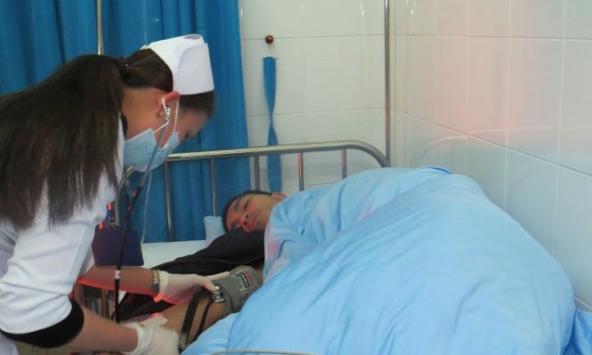 Bác sĩ bệnh viện Đa khoa Lâm Đồng thăm khám cho các nạn nhân.