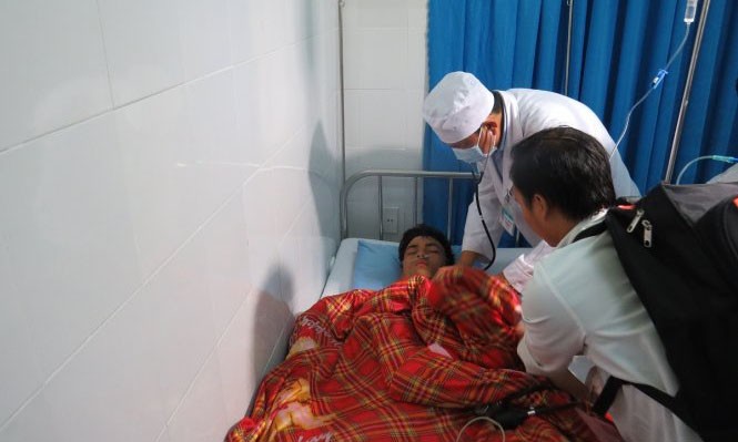 Các bác sĩ chăm sóc nạn nhân tai bệnh viện Đa khoa Lâm Đồng.