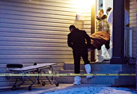 Cảnh sát đang đưa thi thể các nạn nhân ra ngoài. (ảnh: Canadian Press)