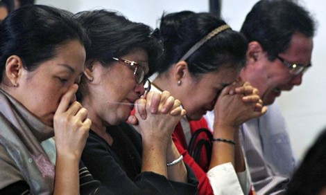 Cầu nguyện cho các nạn nhân trên chuyến bay QZ8501. (ảnh: HKV).