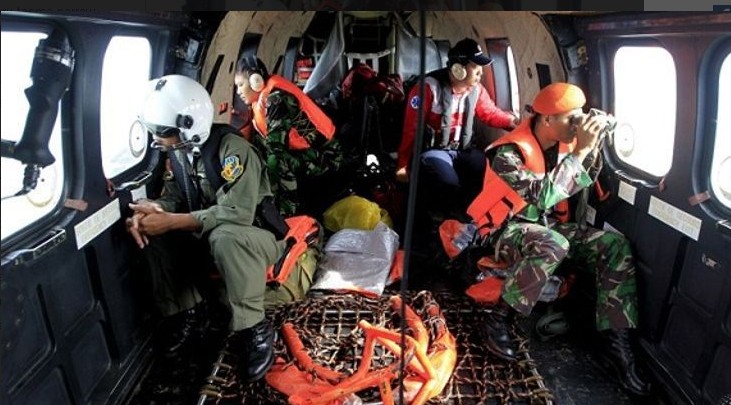 Đội tìm kiếm Indonesia đang bay trên biển Java. Ảnh: Bagus Indahono. 