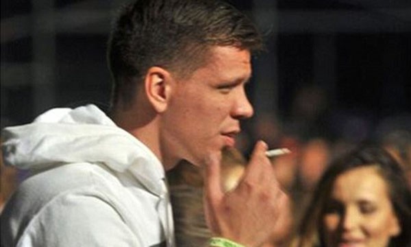 HLV Wenger rất tức giận với chuyện Szczesny nghiện thuốc lá.