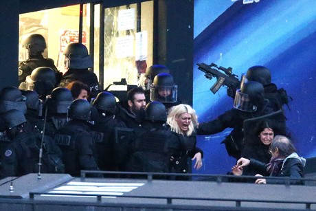 Cảnh sát Pháp trong vụ giải cứu con tin ở tiệm tạp hóa Do thái vào hôm qua.