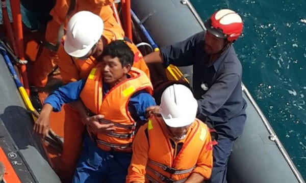 Đón khẩn cấp một ngư dân bị co giật trên biển