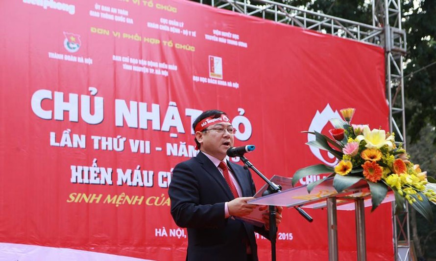 Tổng Biên tập báo Tiền Phong, ông Lê Xuân Sơn, Trưởng Ban tổ chức Chương trình Chủ Nhật Đỏ, phát biểu tại Lễ khai mạc.