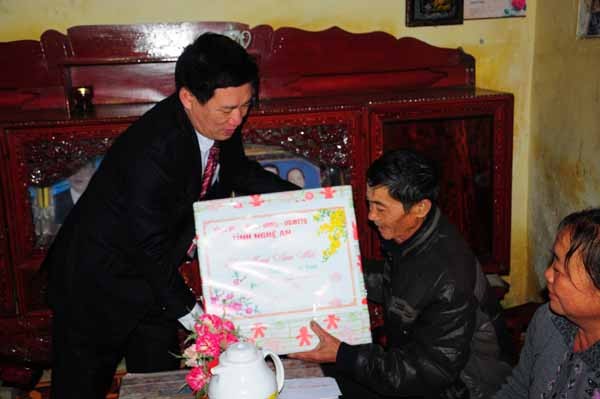 Bí thư Tỉnh ủy Nghệ An tặng quà hộ nghèo tại huyện miền núi Anh Sơn.