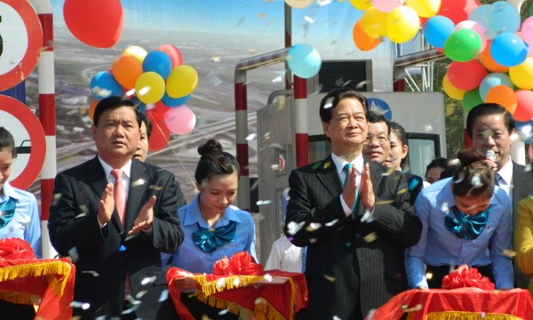 Thủ tướng Chính phủ Nguyễn Tấn Dũng, lãnh đạo các Bộ ngành, địa phương và đông đảo người dân đã đến dự lễ thông xe cao tốc TPHCM - Long Thành - Dầu Giây. 